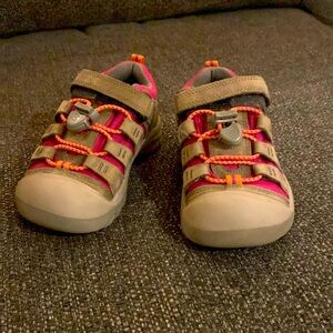 Keen sandals girls size C9
